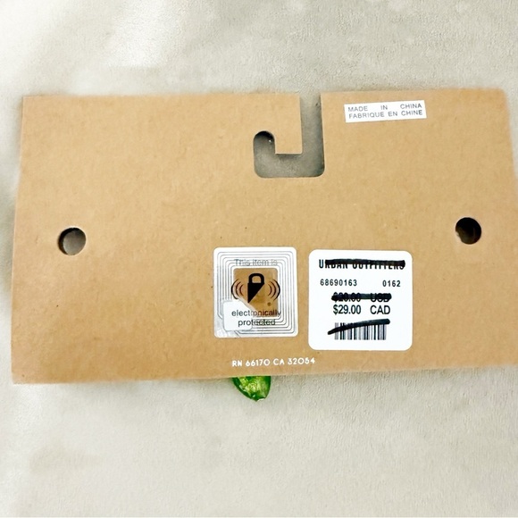 NWT Urban Outfitters Pearl and Green Heart Necklace - Picture 2 of 2